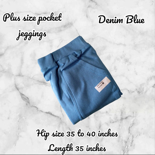 Folded denim blue jeggings on a marble background with product details.